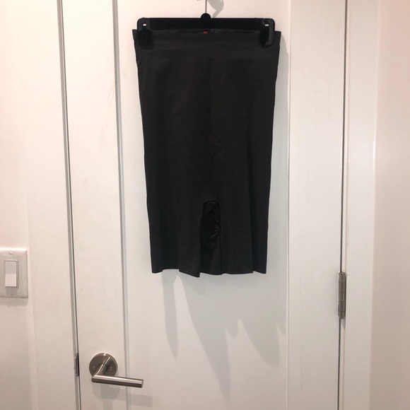 Spanx Thinstinstincts Mid-Thigh Short ⭐️ - Picture 4 of 5